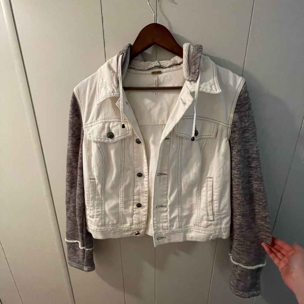 FREE PEOPLE White Distressed Denim Jean Jacket Gray Knit Sleeves - Size M